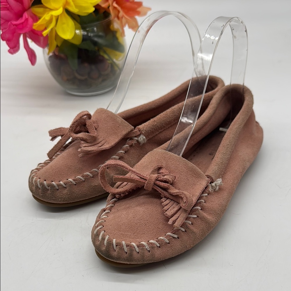 Minnetonka Pink Moccasins w/ Classic Stitching an Tassel Detail Size 6.5 MOC8029